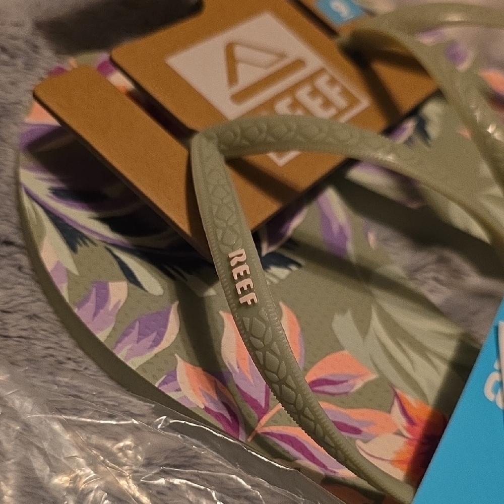 Reef Tropical Floral Sandals - Picture 3 of 3